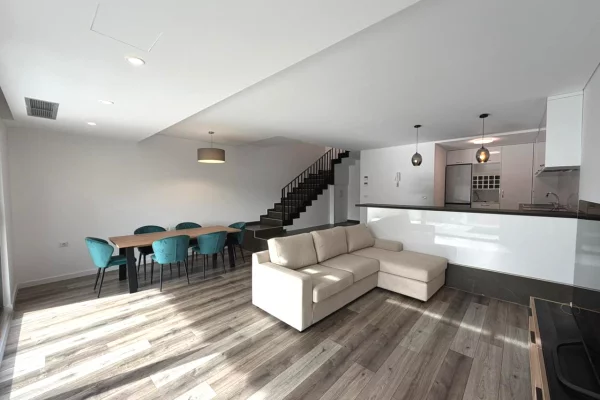 Shtepi me qera Vila Luksoze ne Tirane, 3+1, Mobilimi E mobiluar, Pagesa 2,350  Euro.