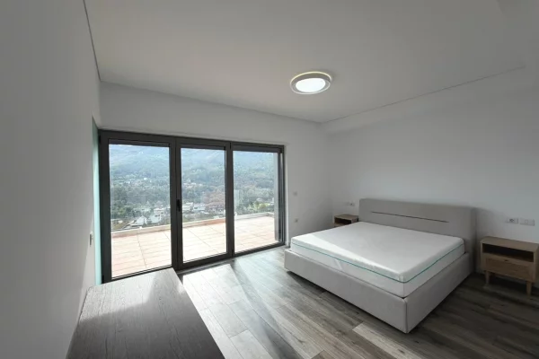 Shtepi me qera Vila Luksoze ne Tirane, 3+1, Mobilimi E mobiluar, Pagesa 2,350  Euro.