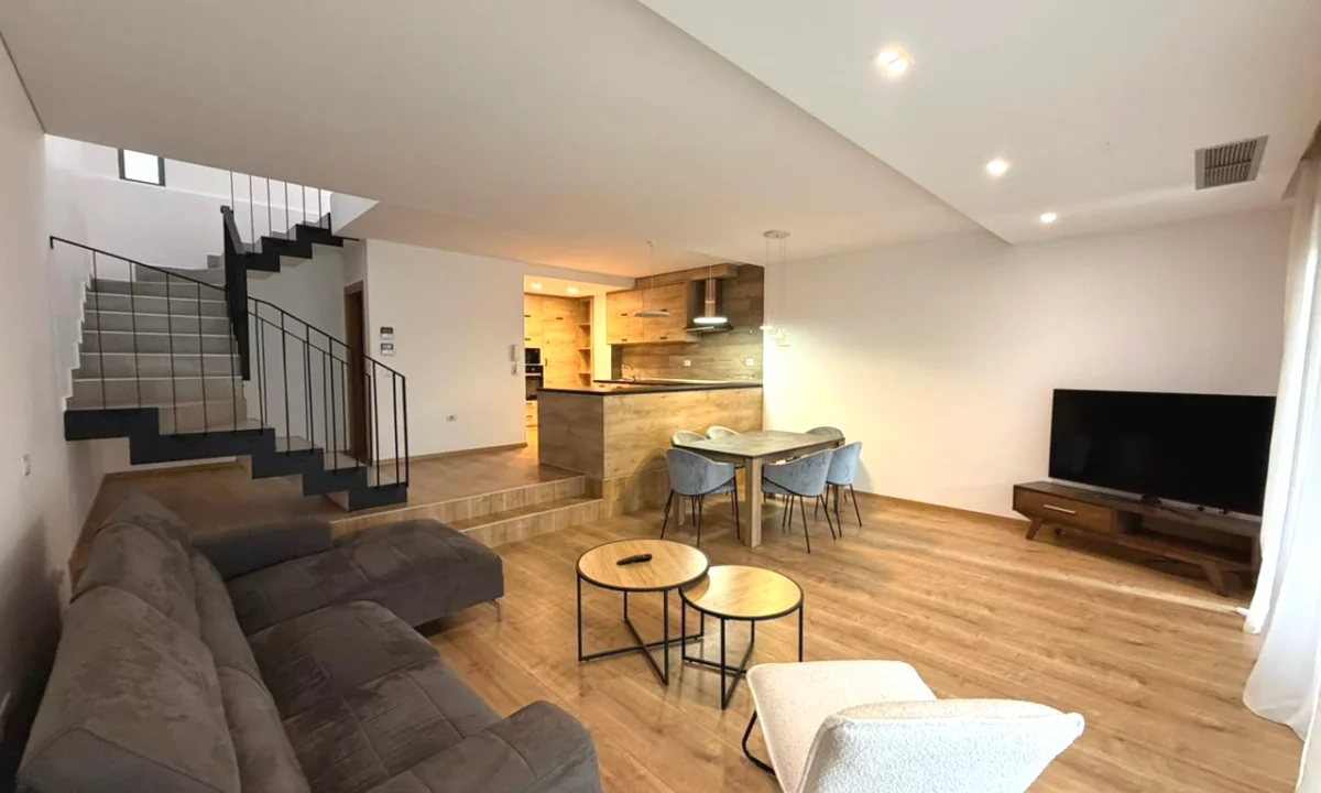 Shtepi me qera Vila Luksoze ne Tirane, 2+1, Mobilimi E mobiluar, Pagesa 1,500  Euro.