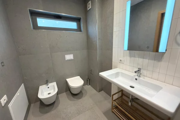 Shtepi me qera Vila Luksoze ne Tirane, 2+1, Mobilimi E mobiluar, Pagesa 1,500  Euro.