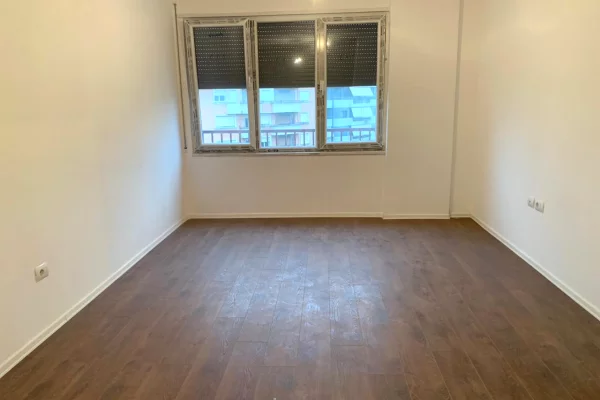 Ambient Zyrash per qira tek Pazari i Ri.