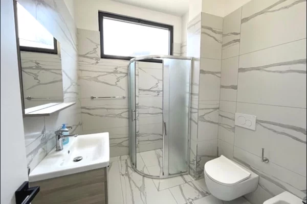 Shtepi me qera Vila Luksoze ne Tirane, 3+1, Mobilimi E mobiluar, Pagesa 2,000  Euro.