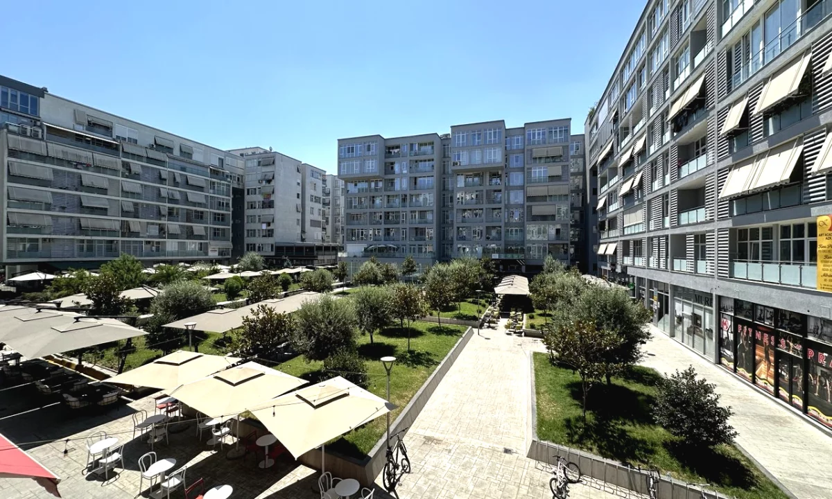 Ambient biznesi per qira tek Kika 2 tek Komuna e Parisit. 