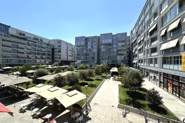 Ambient biznesi per qira tek Kika 2 tek Komuna e Parisit. 