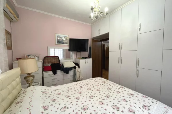 Shtepi ne shitje Apartament ne Tirane, 2+1, Mobilimi E mobiluar, Pagesa 190,000  Euro.