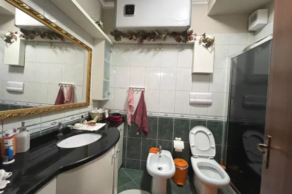 Shtepi ne shitje Apartament ne Tirane, 2+1, Mobilimi E mobiluar, Pagesa 190,000  Euro.