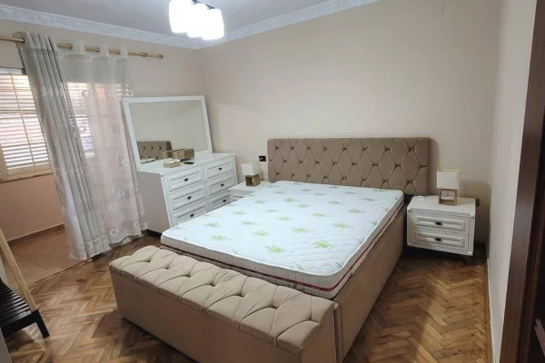 Shtepi me qera Apartament ne Tirane, 2+1, Mobilimi E mobiluar, Pagesa 650  Euro.