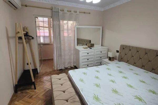 Shtepi me qera Apartament ne Tirane, 2+1, Mobilimi E mobiluar, Pagesa 650  Euro.