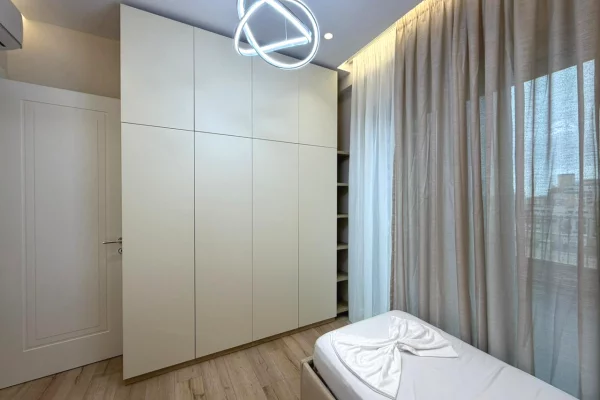 Shtepi me qera Apartament ne Tirane, 2+1, Mobilimi E mobiluar, Pagesa 2,100  Euro.