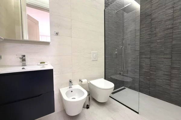 Shtepi me qera Apartament ne Tirane, 2+1, Mobilimi E mobiluar, Pagesa 2,100  Euro.