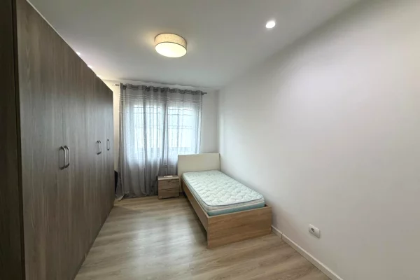Shtepi me qera Apartament ne Tirane, 3+1, Mobilimi E mobiluar, Pagesa 130,000  Leke.
