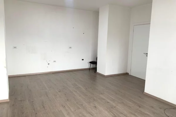 Ambient biznesi me qera 3+1 ne Tirane - 55,000 Leke