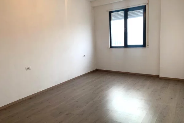 Ambient biznesi me qera 3+1 ne Tirane - 55,000 Leke