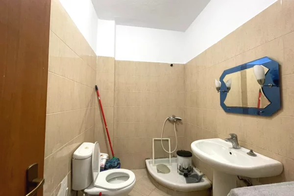 Shtepi ne shitje Apartament ne Tirane, 1+1, Mobilimi E mobiluar, Pagesa 100,000  Euro.