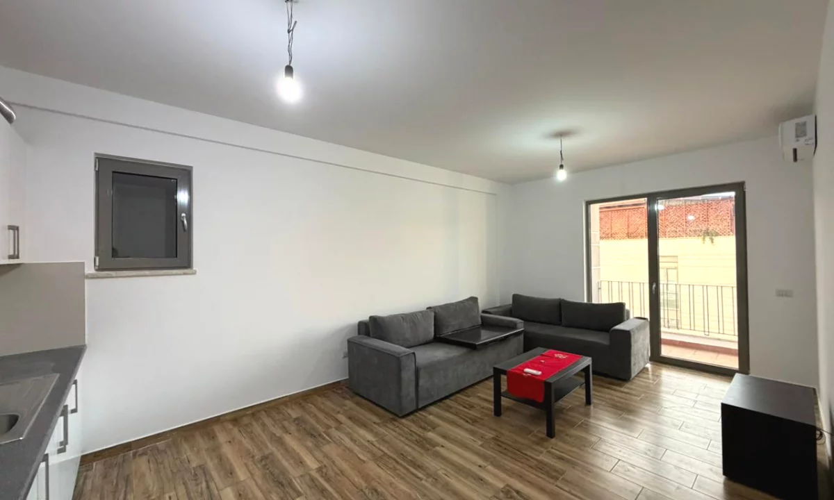 Appartamento in affitto a Tirana 1+1, SemiArredato