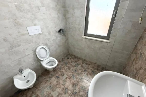 Appartamento in affitto a Tirana 1+1, SemiArredato