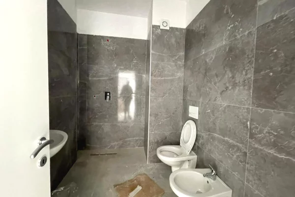 Shtepi ne shitje Apartament ne Tirane, 1+1, Mobilimi Bosh, pa mobiluar, Pagesa 69,255  Euro.