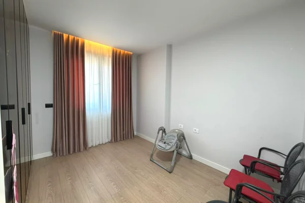 Shtepi ne shitje Apartament ne Tirane, 2+1, Mobilimi E mobiluar, Pagesa 185,000  Euro.
