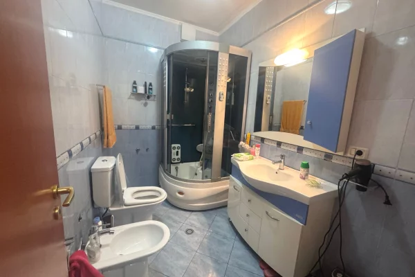 Shtepi ne shitje Apartament ne Tirane, 2+1, Mobilimi E mobiluar, Pagesa 315,000  Euro.