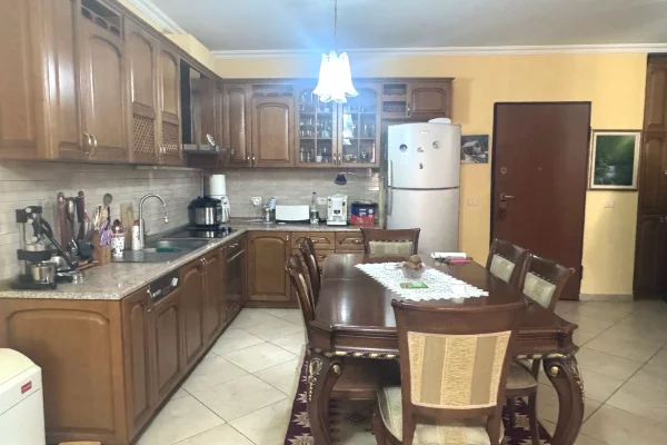 Shtepi ne shitje Apartament ne Tirane, 2+1, Mobilimi E mobiluar, Pagesa 315,000  Euro.
