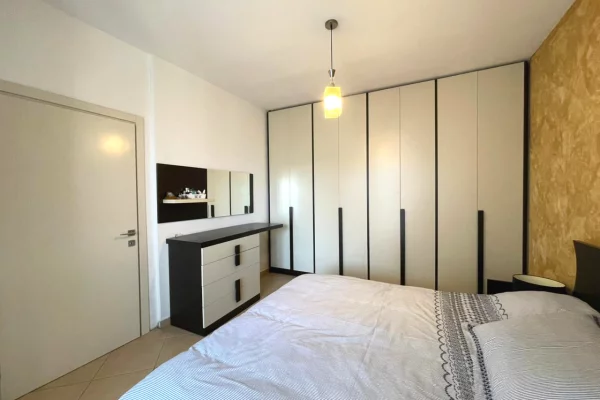 Shtepi ne shitje Apartament ne Tirane, 2+1, Mobilimi E mobiluar, Pagesa 164,000  Euro.