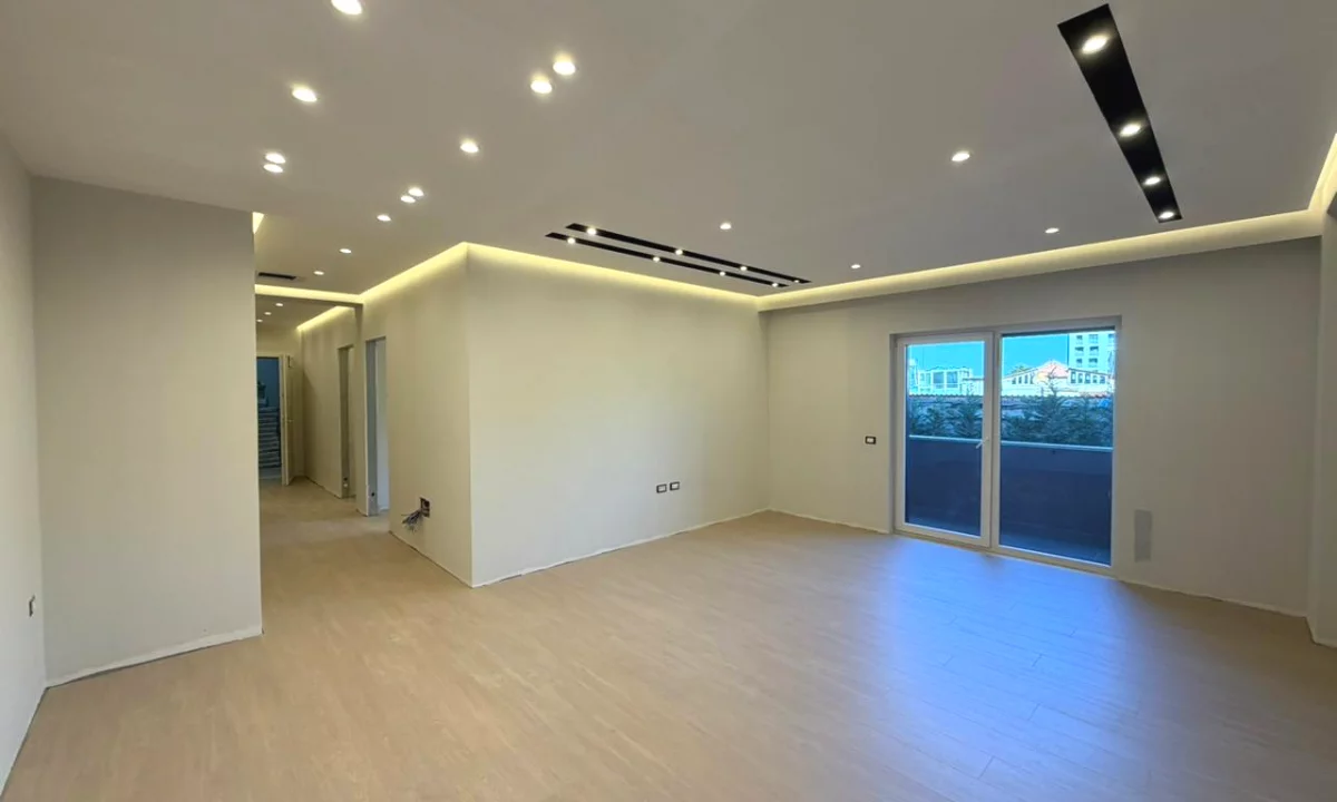 Shtepi me qera Apartament ne Tirane, 2+1, Mobilimi Bosh, pa mobiluar, Pagesa 1,000  Euro.