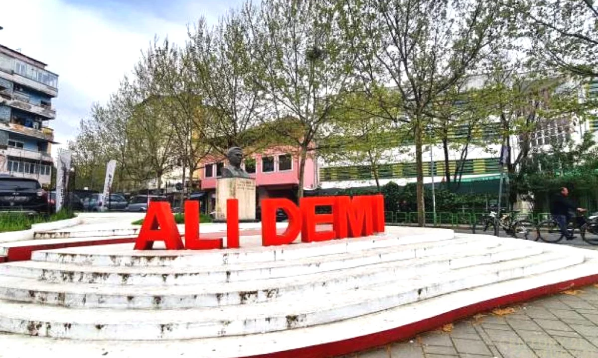 Shtepi ne shitje Apartament ne Tirane, 2+1, Mobilimi Bosh, pa mobiluar, Pagesa 155,000  Euro.