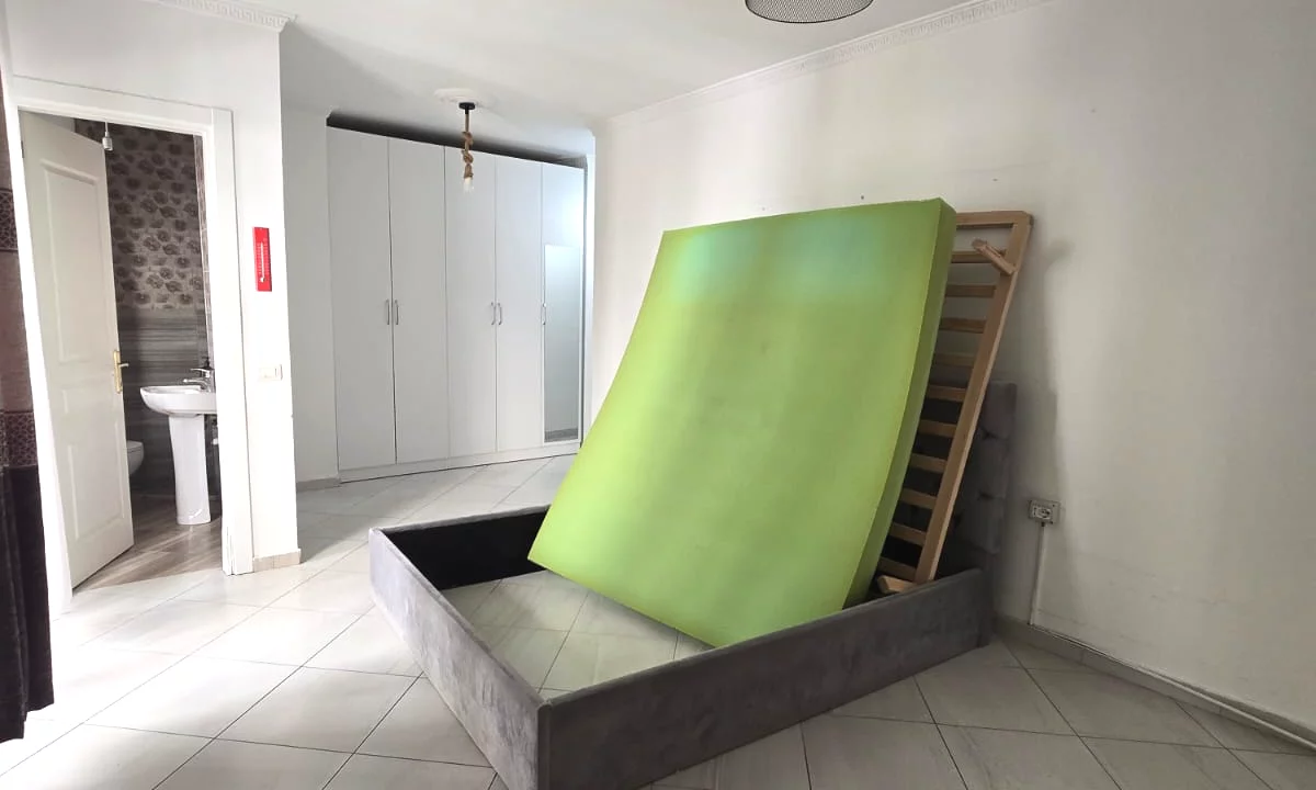 Shtepi ne shitje Apartament ne Tirane, Garsoniere, Mobilimi Bosh, pa mobiluar, Pagesa 138,000  Euro.