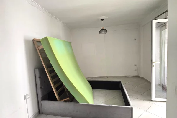 Shtepi ne shitje Apartament ne Tirane, Garsoniere, Mobilimi Bosh, pa mobiluar, Pagesa 138,000  Euro.