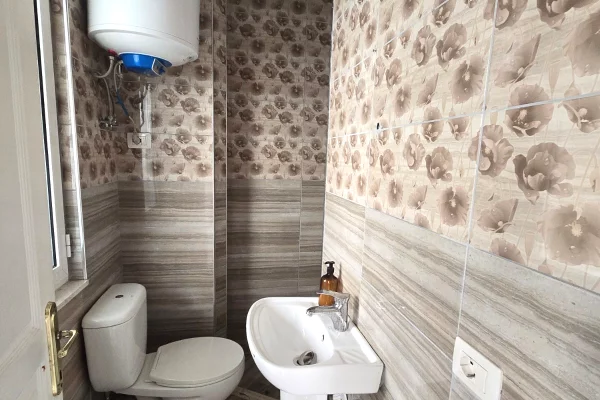 Shtepi ne shitje Apartament ne Tirane, Garsoniere, Mobilimi Bosh, pa mobiluar, Pagesa 138,000  Euro.