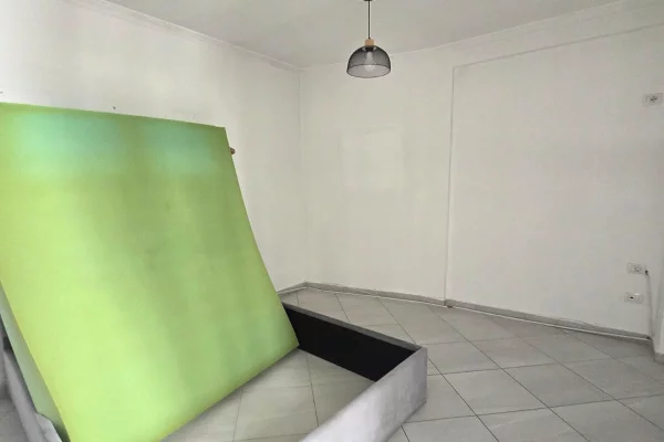 Shtepi ne shitje Apartament ne Tirane, Garsoniere, Mobilimi Bosh, pa mobiluar, Pagesa 138,000  Euro.