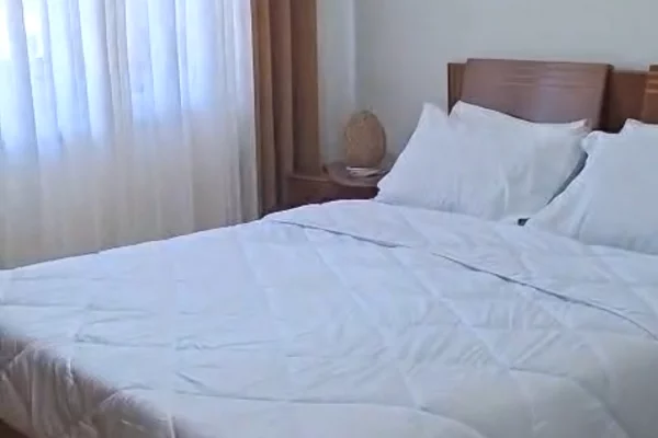 Shtepi ne shitje Apartament ne Tirane, 1+1, Mobilimi E mobiluar, Pagesa 125,000  Euro.