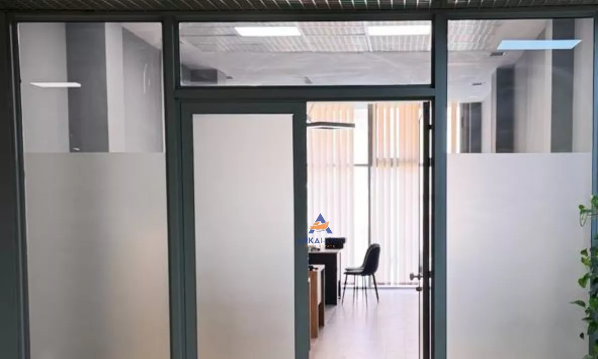 JEPET AMBJENT ME QERA 60M2 "RRUGA KAVAJES,CONDOR CENTER" 800 EURO