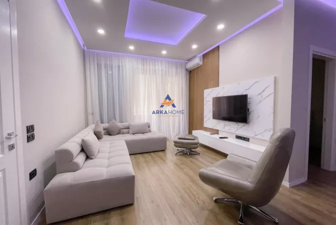 JEPET APARTAMENT ME QERA 2+1+BALLKON "PAZARI I RI" 1000 EURO (BASHKE ME POST PARKIMIN 1200 EURO)