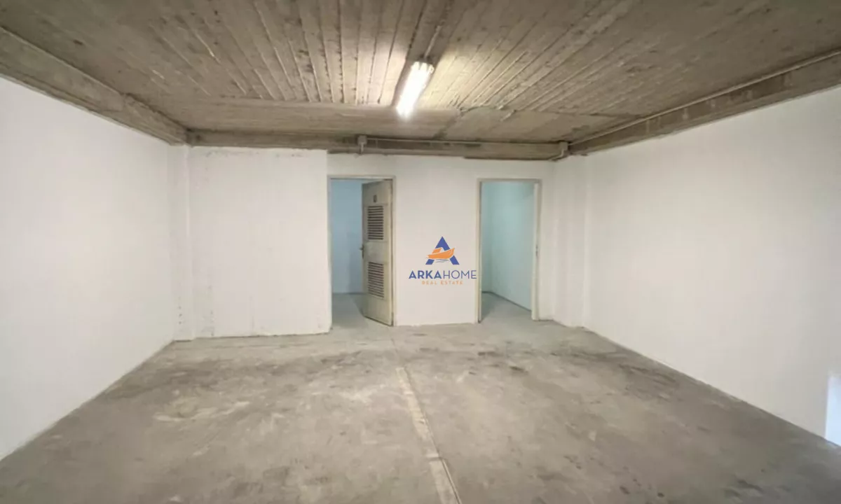 JEPET AMBIENT ME QERA 50.1M2 "UNAZA E RE" 350 EURO ( I DISKUTUESHEM).