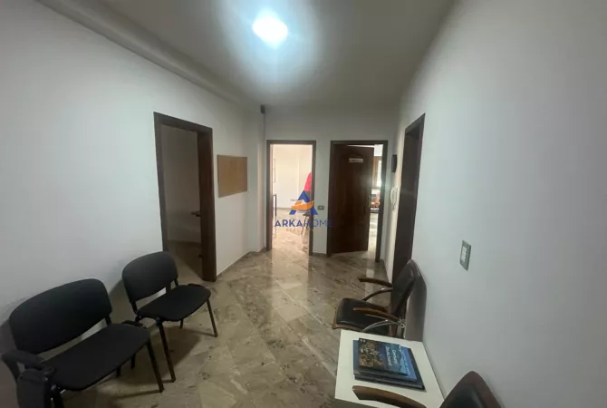 JEPET AMBJENT ME QERA 125.60M2 "RRUGA MUHAMED GJOLLESHA" 700 EURO.