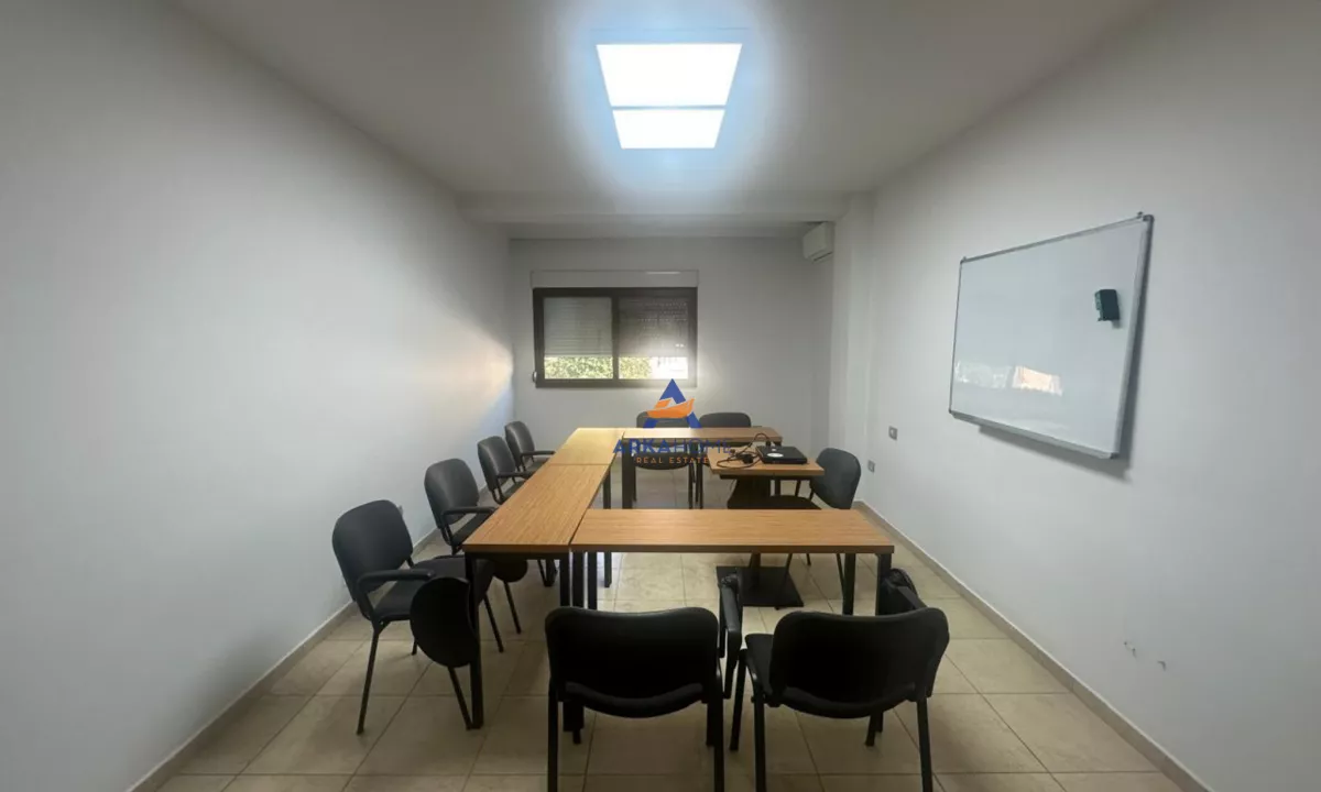 JEPET AMBJENT ME QERA 125.60M2 "RRUGA MUHAMED GJOLLESHA" 700 EURO.