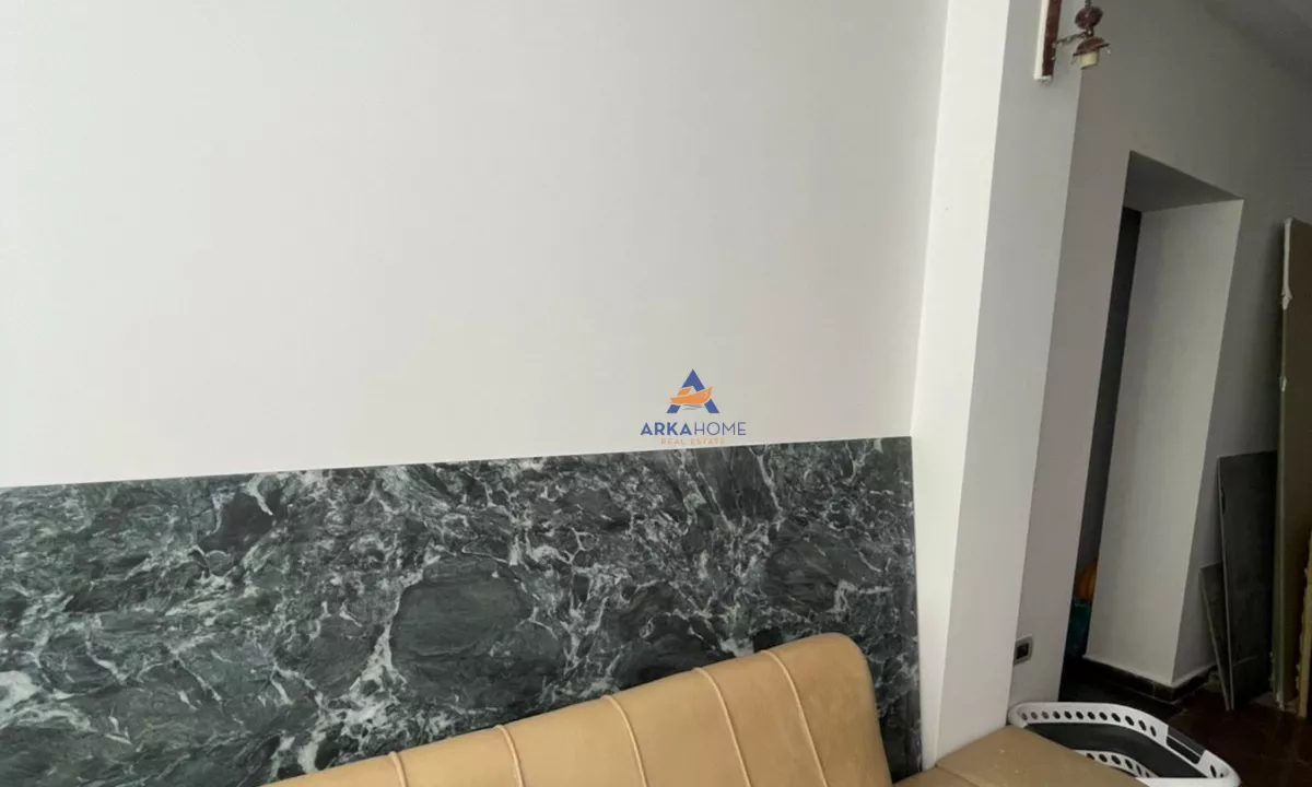 JEPET AMBIENT ME QERA 40M2 "QYTET STUDENTI" 45000 LEKE.