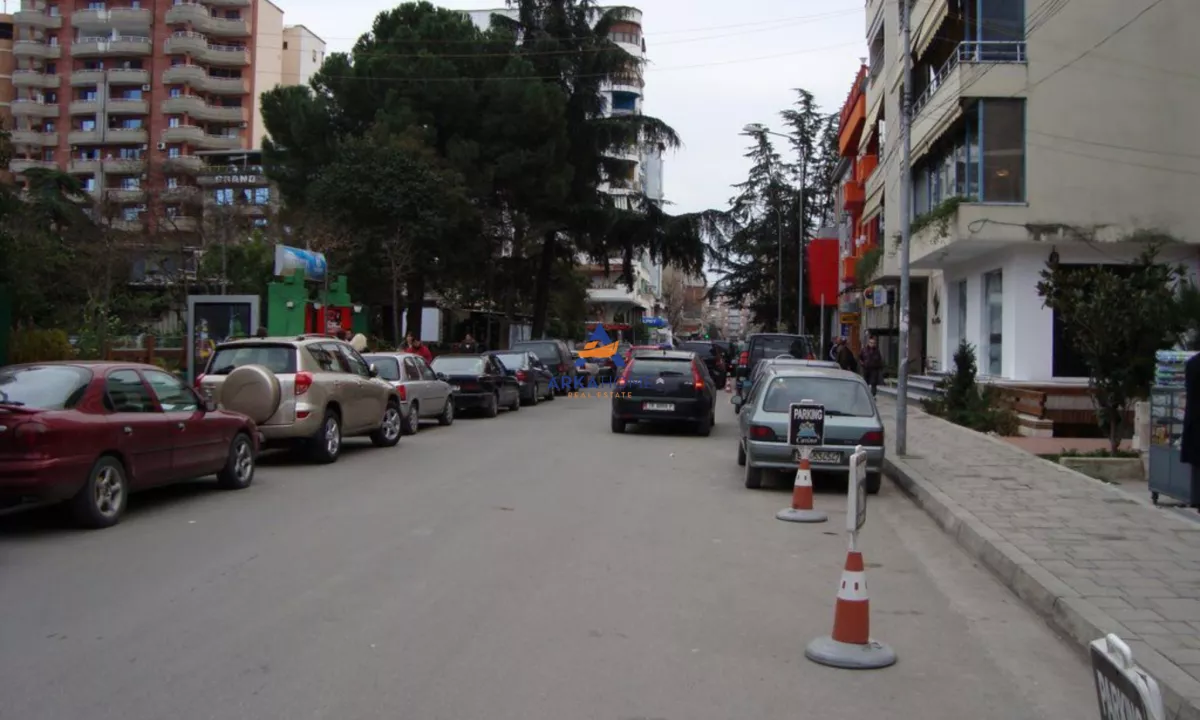JEPET DYQAN ME QERA 100M2 "RRUGA VASO PASHA,BLLOK" 2000 EURO.