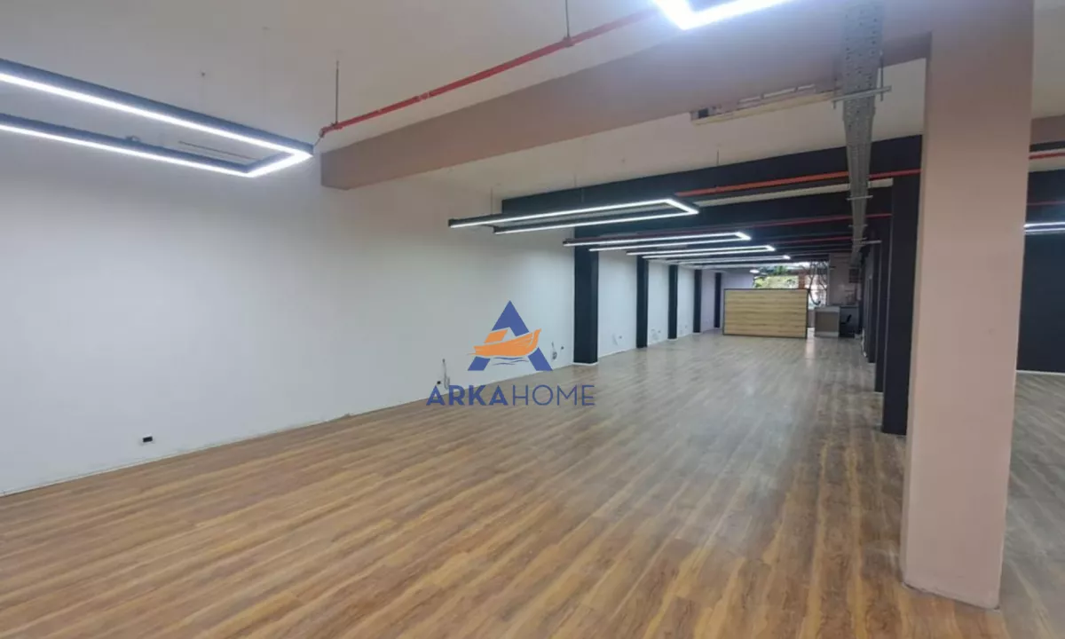 JEPET ZYRE ME QERA 300M2 TEK 21 DHJETORI 2500Euro