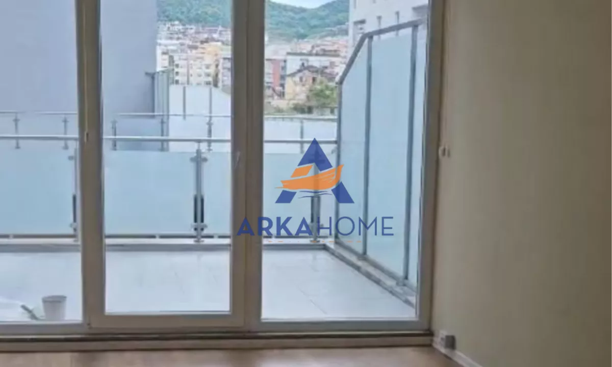 JEPET ZYRE ME QERA 2+1+BALLKON "TE KOMPLEKSI KIKA 2,KOMUNA E PARISIT" 900 EURO NETO