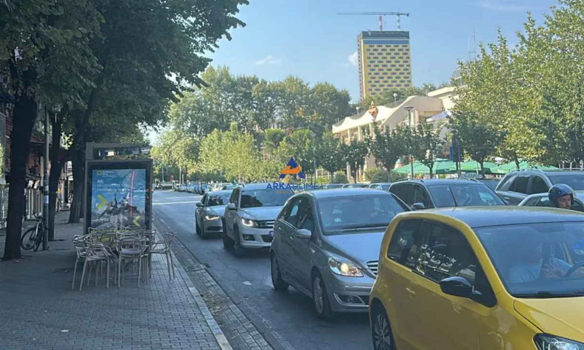 SHITET DYQAN 100M2 "TE SHALLVARET,QENDER" 650.000 EURO. Euro650,000