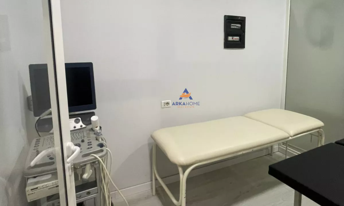 JEPET AMBIENT KLINIKE ME QERA 4+1 "UNAZA E RE " 2000 EURO