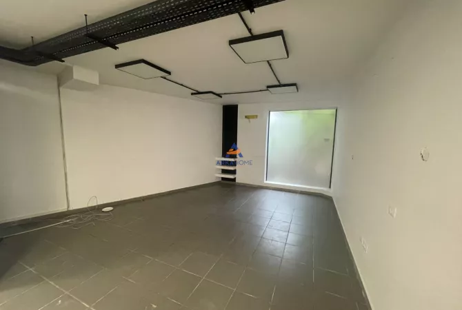 JEPET ME QERA AMBIENT BIZNESI 700M2 "TE KOMUNA PARISIT" 5000 EURO