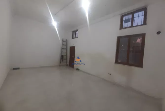 Business Property for Rent 4+1 in Tirana - 800 Euro