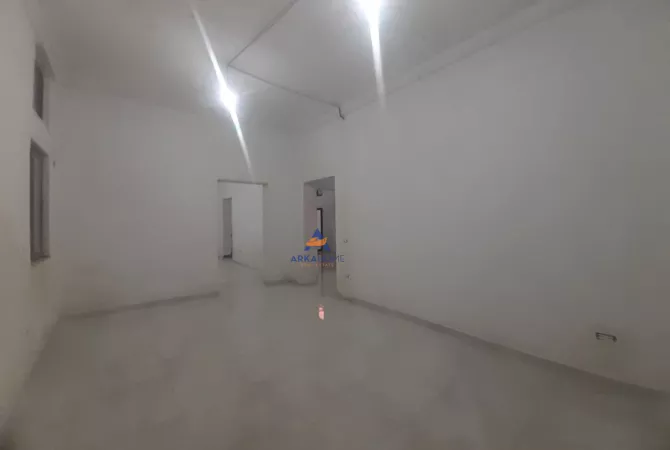 JEPET ME QIRA MAGAZINE 350M2 "NE KOMBINAT" 800 EURO.