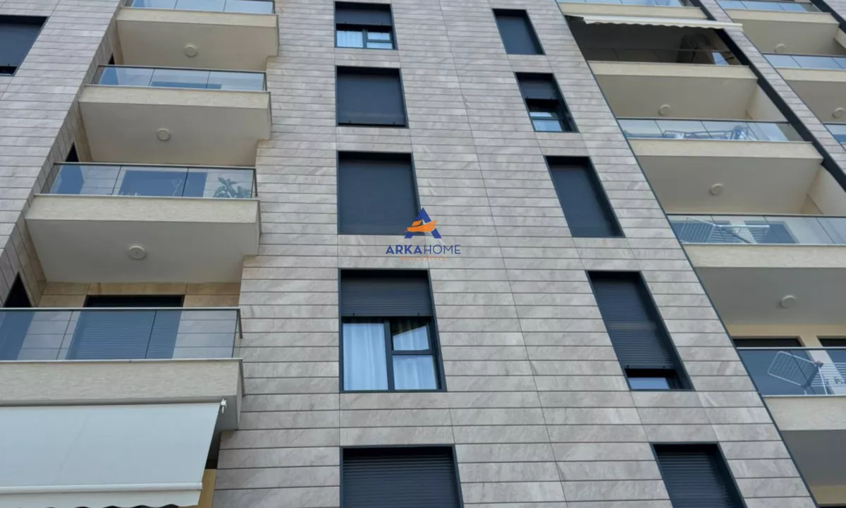 JEPET DYQAN ME QERA 90M2 "RRUGA MARIE KRAJA,PORCELAN" 1900 EURO.