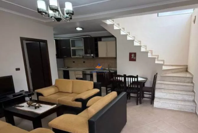 Shtepi me qera Duplex(shtepi me 2 kate) ne Tirane, 4+1, Mobilimi E mobiluar, Pagesa 600  Euro.
