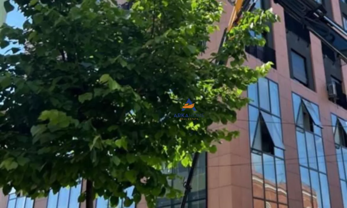 SHITET POST PARKIMI 17M2 "AFER QENDRES,RRUGA KAVAJES" 42.000 EURO.