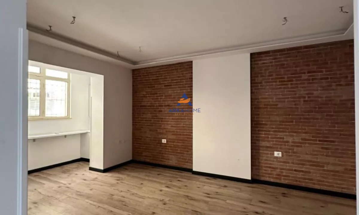 Shtepi ne shitje Apartament ne Tirane, 1+1, Mobilimi Bosh, pa mobiluar, Pagesa 158,000  Euro.